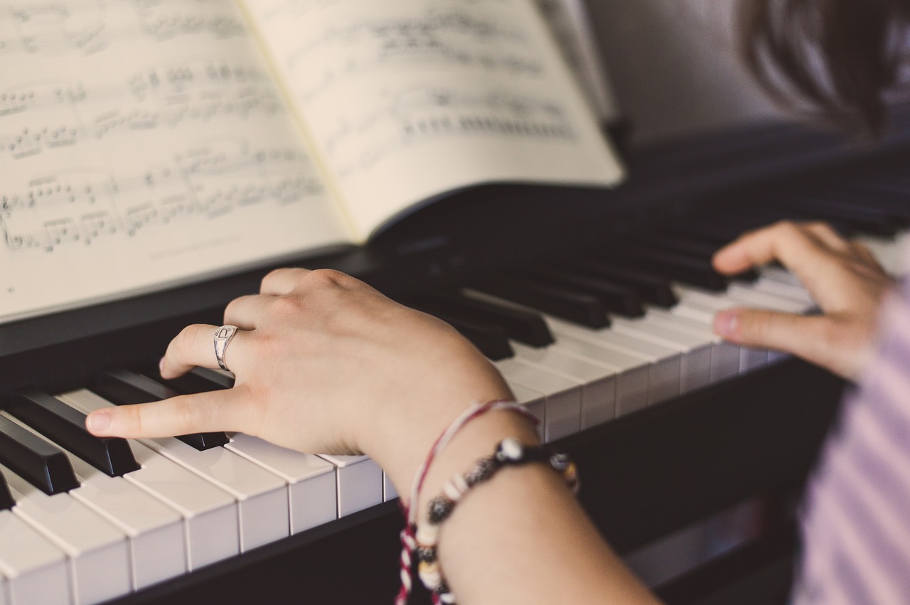 découvrez nos conseils essentiels pour l'achat d'un piano. que vous soyez débutant ou musicien confirmé, trouvez le piano qui correspond à vos besoins, à votre budget et à votre style de jeu.