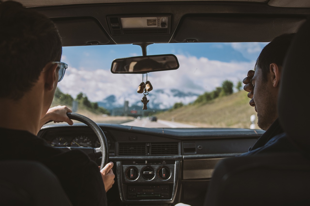 découvrez l'importance de l'âge des moniteurs d'auto-école dans votre apprentissage de la conduite. cette ressource explore comment l'expérience et la maturité des instructeurs peuvent influencer votre formation et votre confiance au volant.