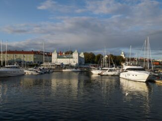 un port rempli de nombreux bateaux pour vos sloisirs entre amis, en couple , en famille