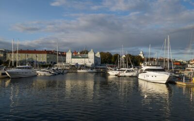 un port rempli de nombreux bateaux pour vos sloisirs entre amis, en couple , en famille