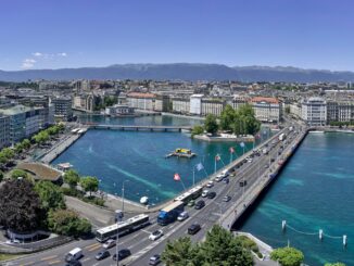 vue aérienne des bâtiments de la ville Suisse près d'un plan d'eau pendant la journée