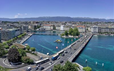 vue aérienne des bâtiments de la ville Suisse près d'un plan d'eau pendant la journée