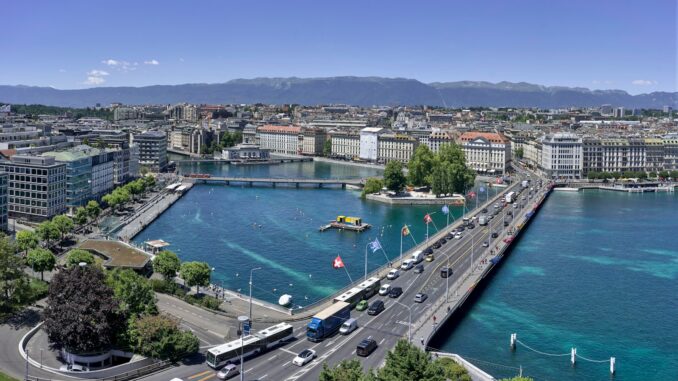 vue aérienne des bâtiments de la ville Suisse près d'un plan d'eau pendant la journée