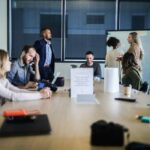 professionnels du SEO assis à la table de l'agence pour préparer la stratégie du client CRSEO