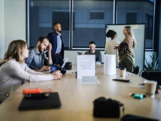professionnels du SEO assis à la table de l'agence pour préparer la stratégie du client CRSEO