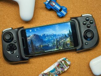 une manette de jeu posée à côté d'un smartphone