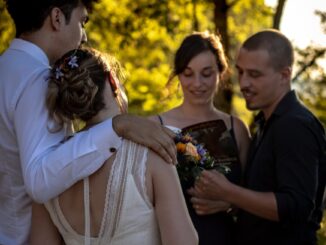 Couples portant des vètements de céremonie
