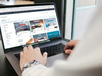personne utilisant un MacBook Pro pour partager sur le web