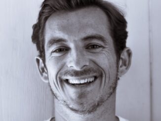 photographie en niveaux de gris d'un homme moderne souriant