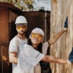 Couple rénove l'intérieur de la maison et aménage l'extérieur eux-même