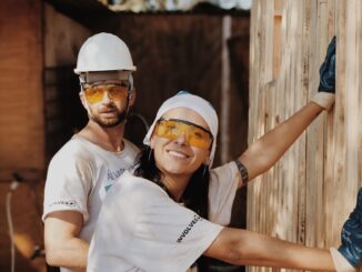 Couple rénove l'intérieur de la maison et aménage l'extérieur eux-même