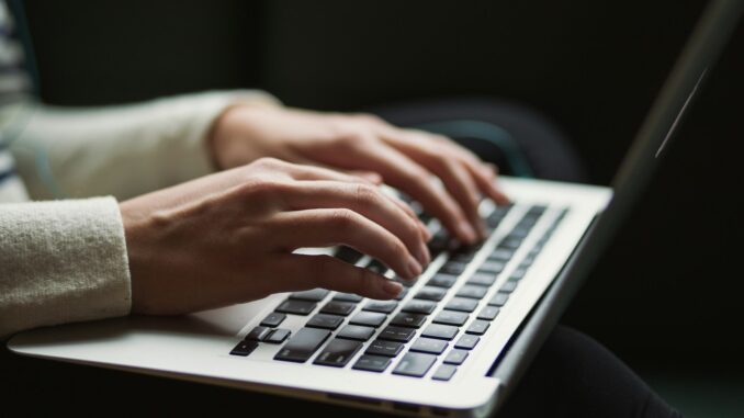 internaute utilise son blog pour se lâcher Le blog où on se lâche sans retenue : Un espace d'expression libre et sans filtre