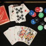 Une table noire surmontée de cartes à jouer et de jetons pour les divertissements et loisirs en famille ou entre amis