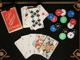 Une table noire surmontée de cartes à jouer et de jetons pour les divertissements et loisirs en famille ou entre amis