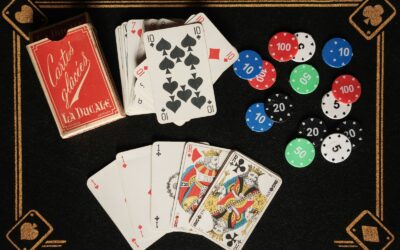 Une table noire surmontée de cartes à jouer et de jetons pour les divertissements et loisirs en famille ou entre amis