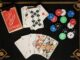 Une table noire surmontée de cartes à jouer et de jetons pour les divertissements et loisirs en famille ou entre amis