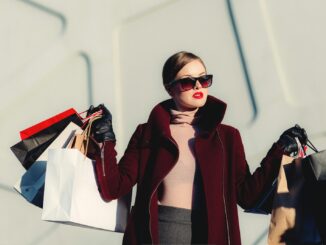 photo d'une femme à la mode tenant des sacs en papier blanc et noir