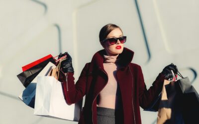 photo d'une femme à la mode tenant des sacs en papier blanc et noir