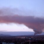 un grand panache de fumée s'élève dans le ciel