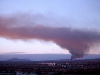 un grand panache de fumée s'élève dans le ciel