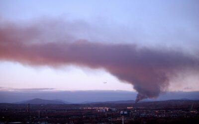 un grand panache de fumée s'élève dans le ciel