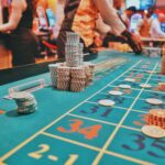une table de casino avec beaucoup de jetons dessus