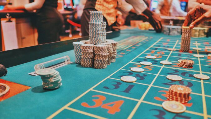 Blog Casino et Poker : L’Univers du Jeu et des Stratégies Gagnantes une table de casino avec beaucoup de jetons dessus