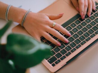 Une blogueuse tapant sur un ordinateur portable sur un bureau