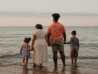 Une famille moderne profite des joies de la plage et du coucher de soleil