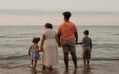 Une famille moderne profite des joies de la plage et du coucher de soleil